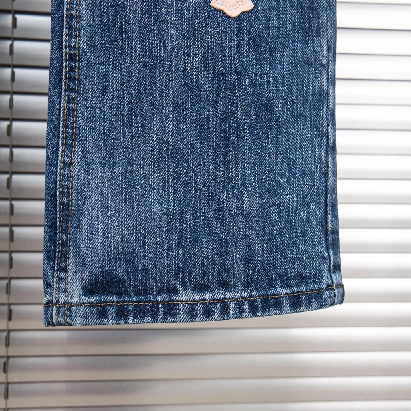 P240 Chrome Hearts 2025 New Bamboo Pink Cross Patch Leather Couple Washed Jeans This season’s hot item is sought after by countless celebrities and fashionistas. The neat details of the cutting process add color to the playful fashion! The neat and meticulous design, and the well-fitting structure is unique. The upper body not only has outstanding recognition, but also looks younger and younger. A style with the ultimate wearing meaning and performance, gorgeous color matching, and the craftsmanship of this style is also extremely extraordinary. After the finished product is washed, it is disassembled and hand-made with sheepskin cross leather and then spliced ​​together to complete. The whole piece has too many craftsmanship to describe. It is decorated with patchwork cross flowers and high-waisted washed jeans! ! Absolutely high-end luxury product, a god-level single product, a super popular product, made by top heavy industry, a magic weapon that cannot be missed. Style number: 1869# Size: 28 30 32 34 36 Color: blue